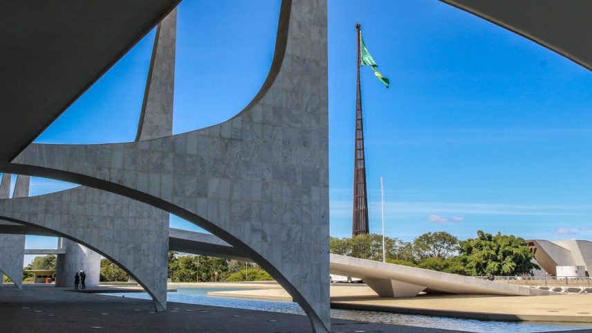 Multidões vão às ruas apoiar Flávio e Lula nos últimos atos da campanha presidencial