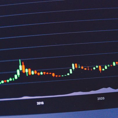 Ibovespa bate 200 mil pontos e dólar cai abaixo de R$ 5 após 1º turno
