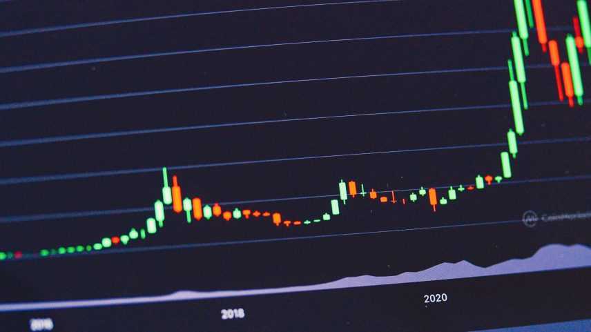 Ibovespa bate 200 mil pontos e dólar cai abaixo de R$ 5 após 1º turno