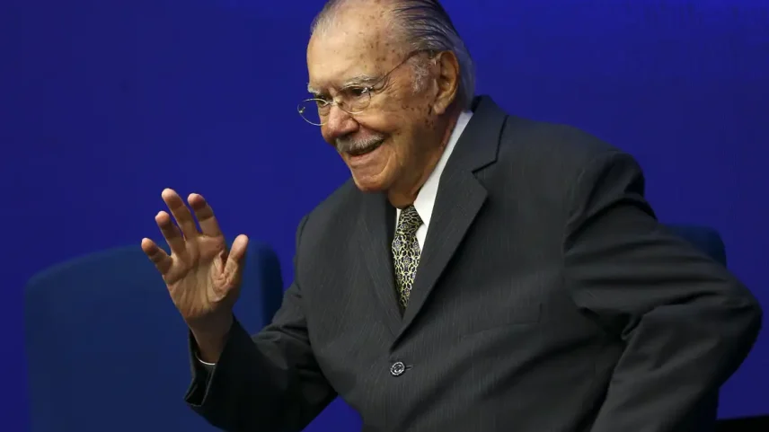 José Sarney recebe alta hospitalar após nove dias de internação