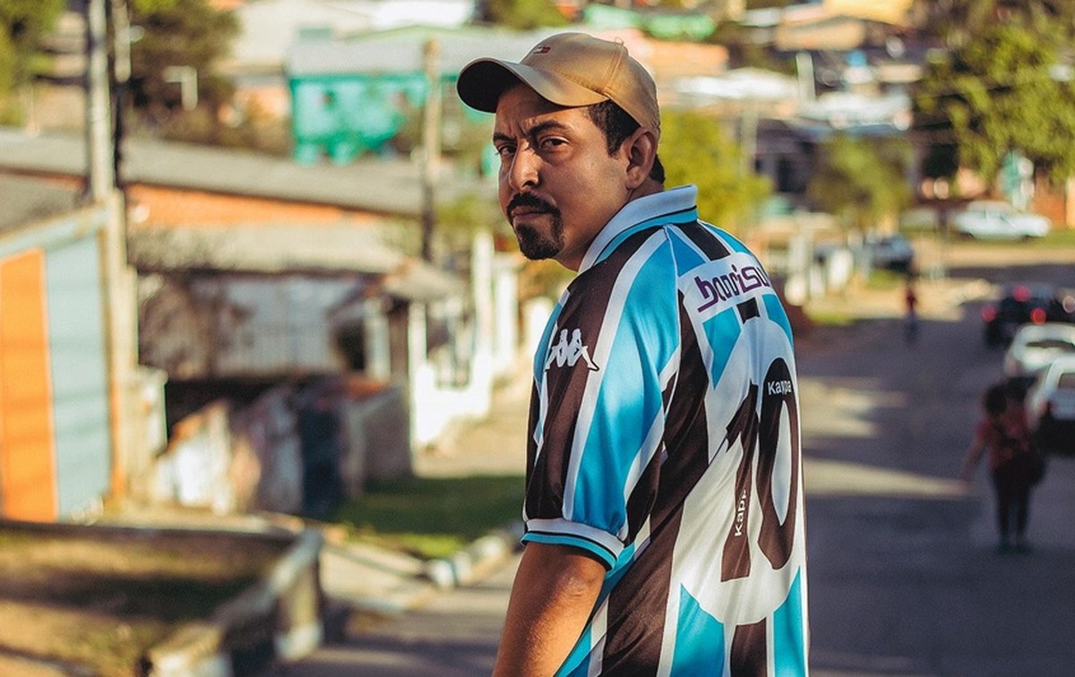José Falero explora desigualdades sociais e de gênero em novo romance intrigante José Falero na Lomba do Pinheiro, bairro da periferia porto-alegrense em que cresceu e situa seu novo romance, “Vera” (Foto: Divulgação)