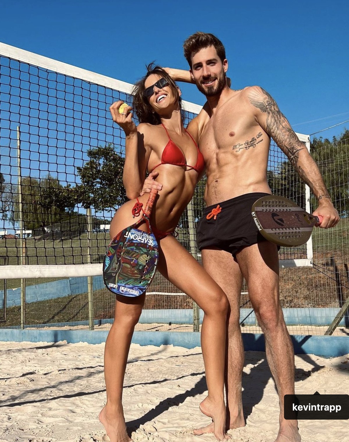 Marido de Izabel Goulart negocia transferência para rival do PSG Modelo brasileira Izabel Goulart com o noivo, Kevin Trapp, goleiro da Alemanha (Foto: Reprodução/Instagram)