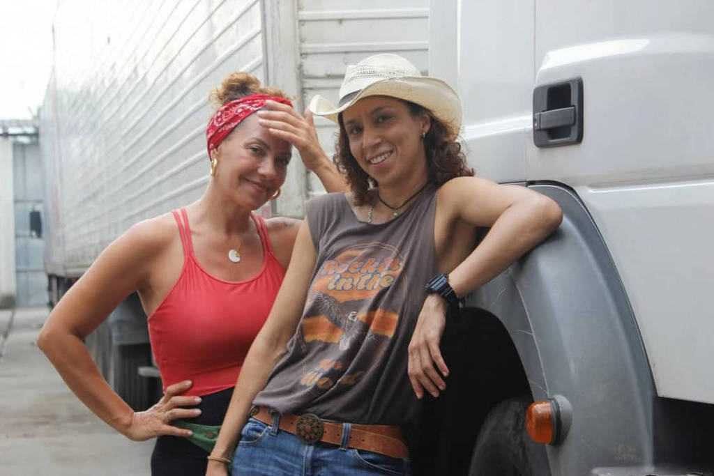 Carga Pesada ganha nova versão com duas caminhoneiras no elenco Fabiula Nascimento e Thalita Carauta como as caminhoneiras de 'Carga Pesada' (Foto: Reprodução)