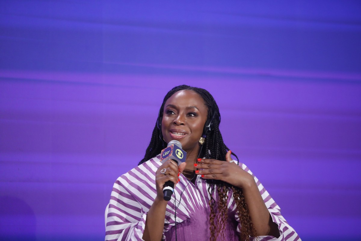 Chimamanda Adichie propõe novas narrativas no Festival LED de literatura Chimamanda Ngozi Adichie relembrou o incentivo que recebeu de uma professora aos 10 anos (Foto: Márcio Alves)