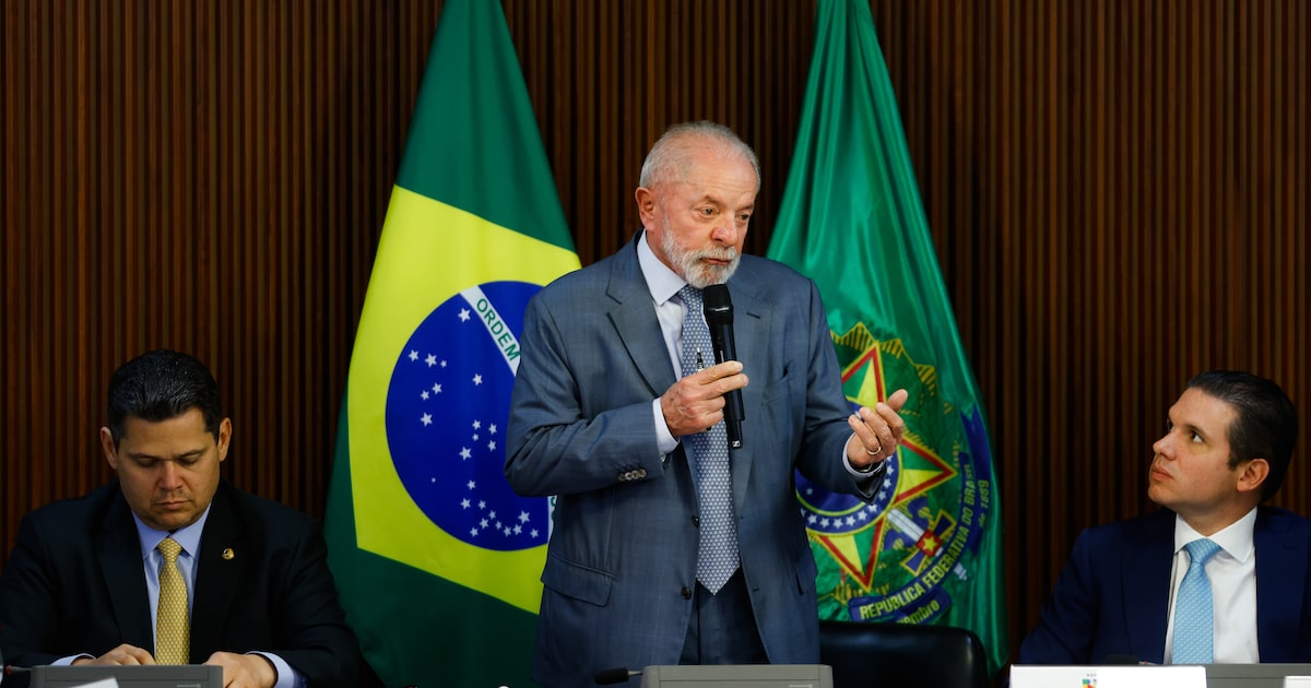 Lula entre Davi Alcolumbre, presidente do Senado, e Hugo Motta, presidente da Câmara (Foto: Wilton Junior/Estadão)