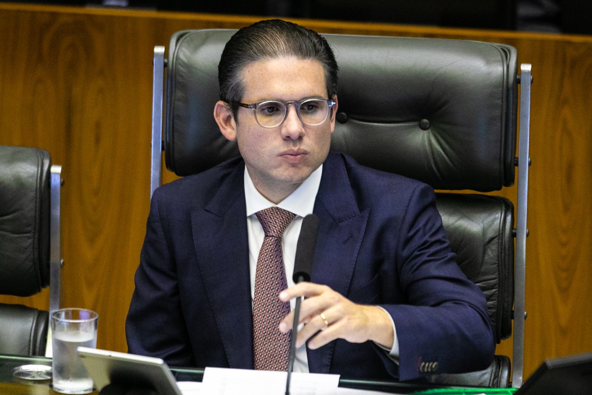 PL escolhe Motta para postergar andamento de processo legislativo Hugo Motta em sessão plenária no projeto que cancela decreto do governo que elevou o IOF. (Foto: Brenno Carvalho / Agência O Globo)