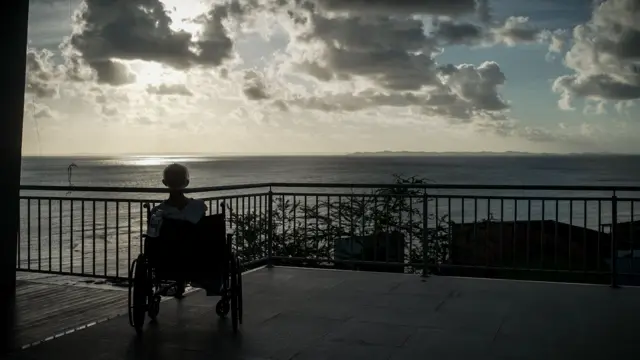 Hospital das despedidas garante cuidados dignos a pacientes em fase terminal Minhas forças se renovaram, disse o paciente Ayrton Pinheiro, de 90 anos (Foto: Vitor Serrano/BBC News Brasil)