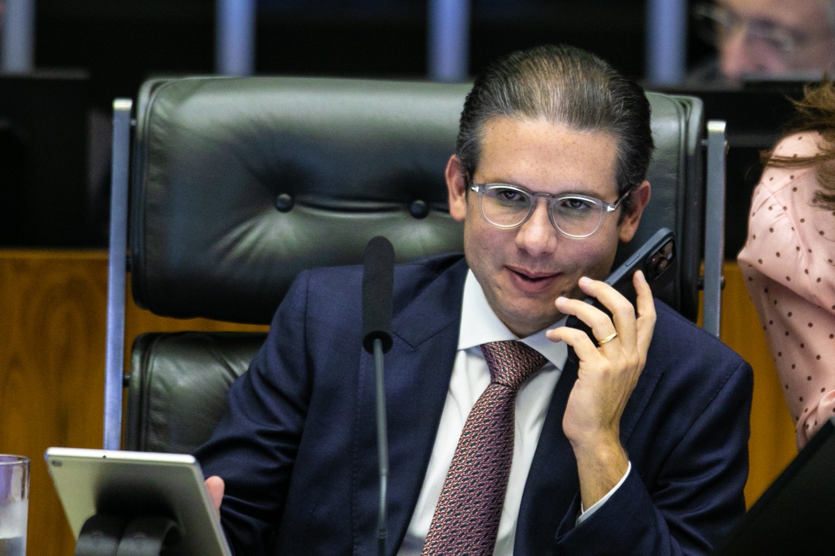 Câmara e Senado se unem para impedir aumento de impostos, afirma Motta a empresários Hugo Motta em sessão na Câmara para votar projeto que cancela decreto do governo que elevou o IOF (Foto: Brenno Carvalho / Agência O Globo)