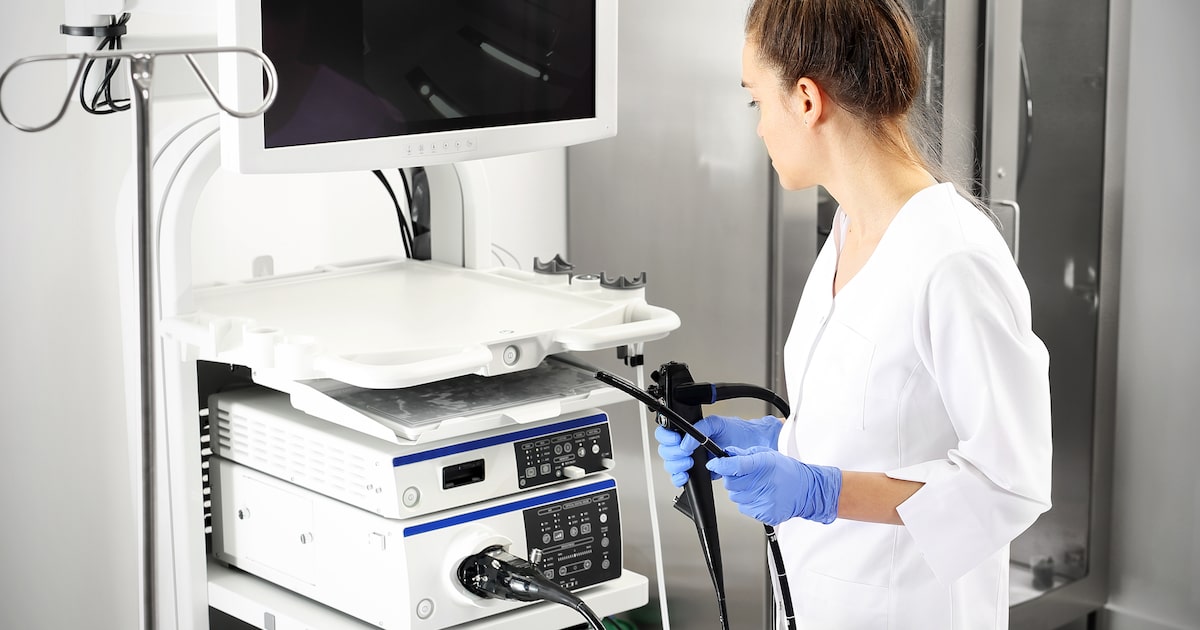 Colonoscopia: exame essencial para a detecção precoce do câncer colorretal Colonoscopia é feita com um aparelho fino e flexível, chamado colonoscópio, que tem uma câmera na ponta para permitir a visualização do interior do intestino (Foto: Robert Przybysz/Adobe Stock)