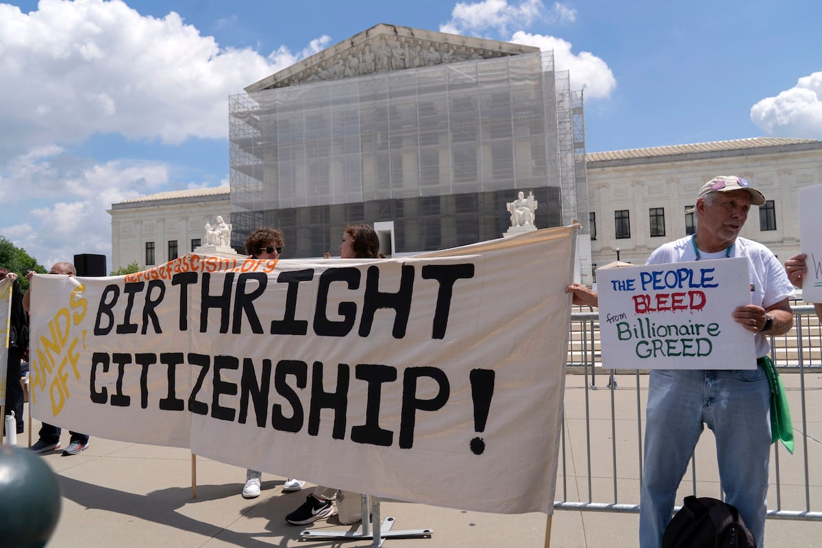 Juiz contorna decisão da Suprema Corte e suspende ordem de Trump sobre cidadania Protesto em apoio à cidadania por direito de nascimento realizado em maio passado diante da Suprema Corte de Washington. (Foto: Jose Luis Magana/AP)