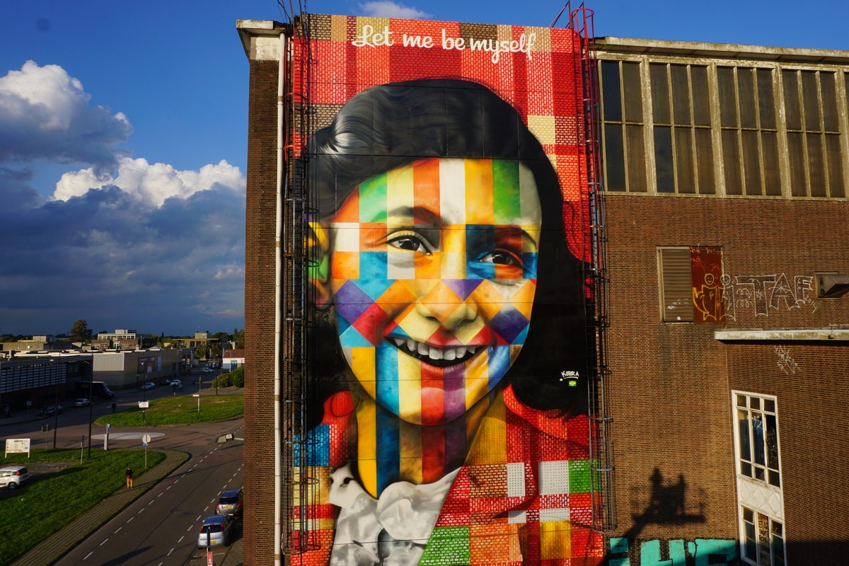 Visita com realidade aumentada revive história de Anne Frank em Amsterdã Mural de Anne Frank em Amsterdã, Holanda — Foto: Divulgação