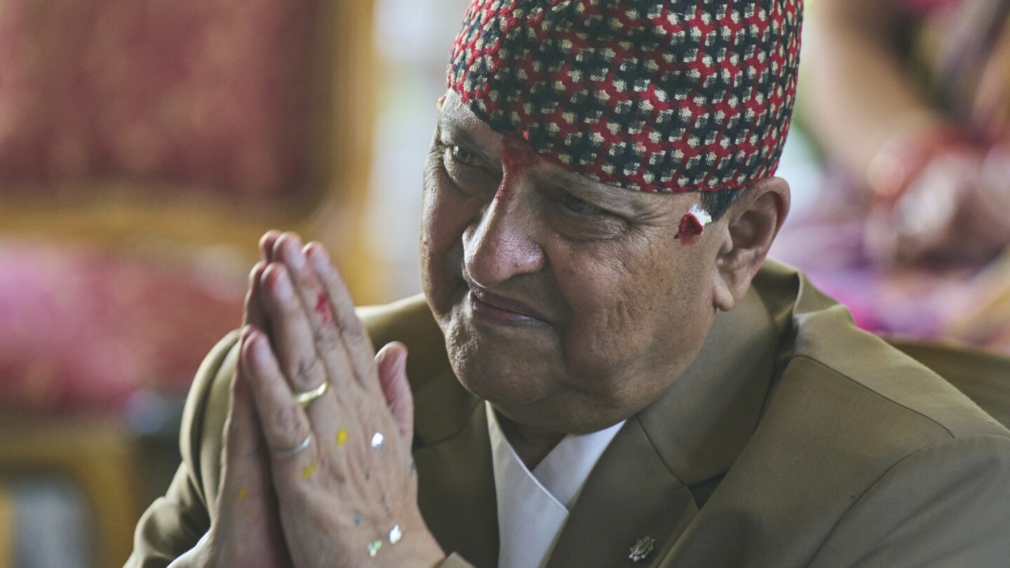O ex-rei Gyanendra Shah reconhece um apoiador enquanto outros aguardam sua vez para oferecer felicitações de aniversário, em sua residência em Catmandu, Nepal, na segunda-feira, 7 de julho de 2025. (Foto: AP Photo/Niranjan Shrestha)