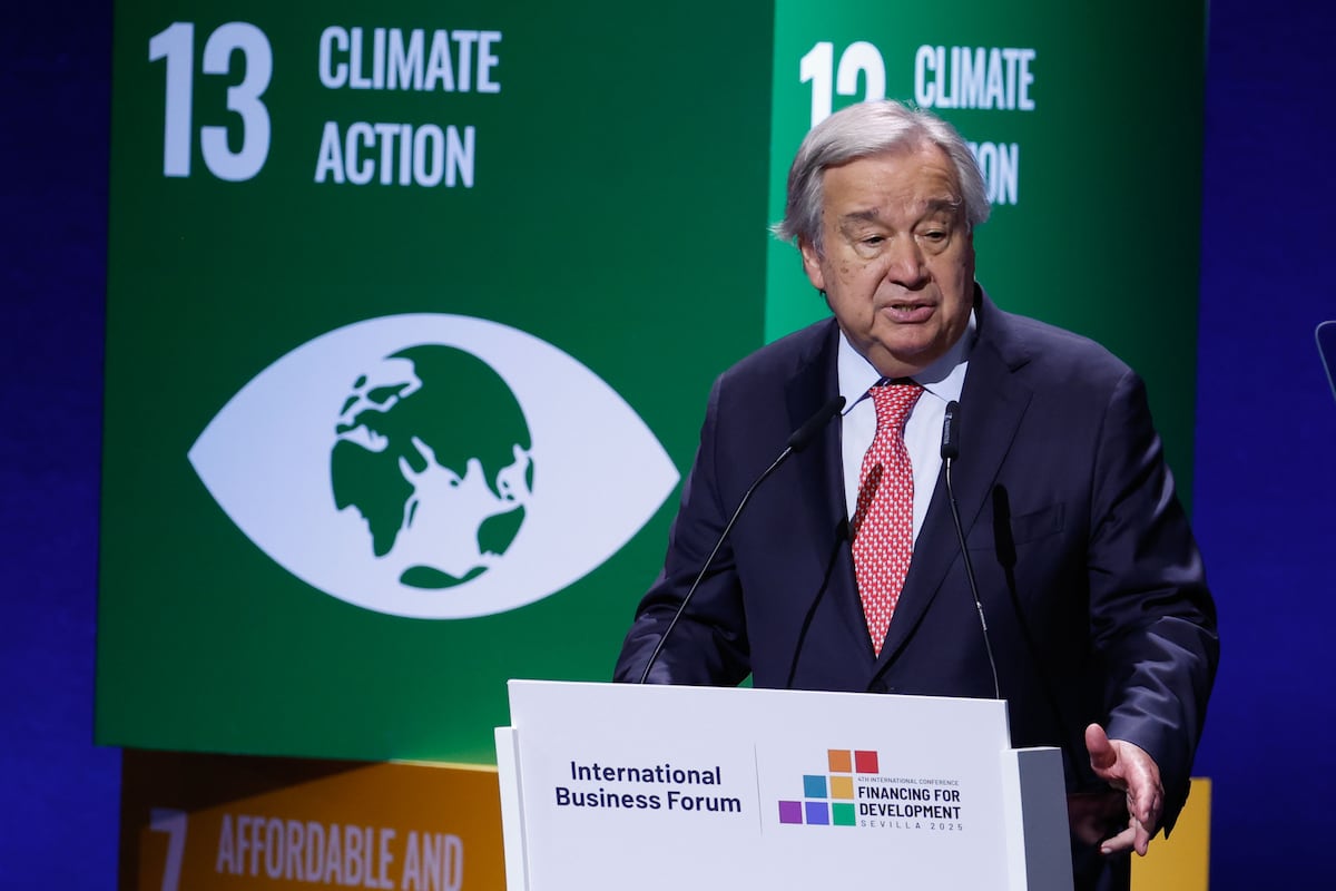 O secretário geral da ONU, António Guterres, durante sua intervenção no fórum empresarial organizado com motivo da clausura da IV Conferência Internacional da ONU para a Financiamento ao Desenvolvimento de Nações Unidas, em Sevilla, no dia 30 de junho de 2025. (Foto: EFE)