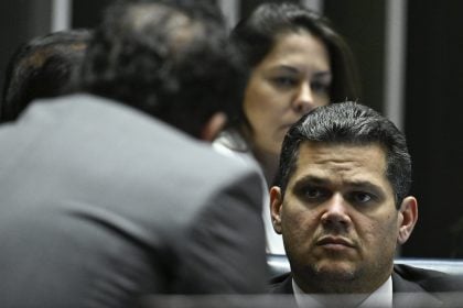 Senado aprova derrubada do decreto do IOF e altera cenário econômico do país Plenário do Senado Federal durante sessão deliberativa ordinária. Ordem do dia. Na pauta, o PLP 177/2023, que amplia de 513 para 531 o número de cadeiras na Câmara dos Deputados. Aprovado na Câmara dos Deputados no início de maio, o projeto aumenta o número de vagas na Casa em razão do crescimento populacional de alguns estados. O texto mantém o tamanho das bancadas que perderiam representantes. Em foco, presidente do Senado Federal, senador Davi Alcolumbre (União-AP). (Foto: Andressa Anholete/Agência Senado)