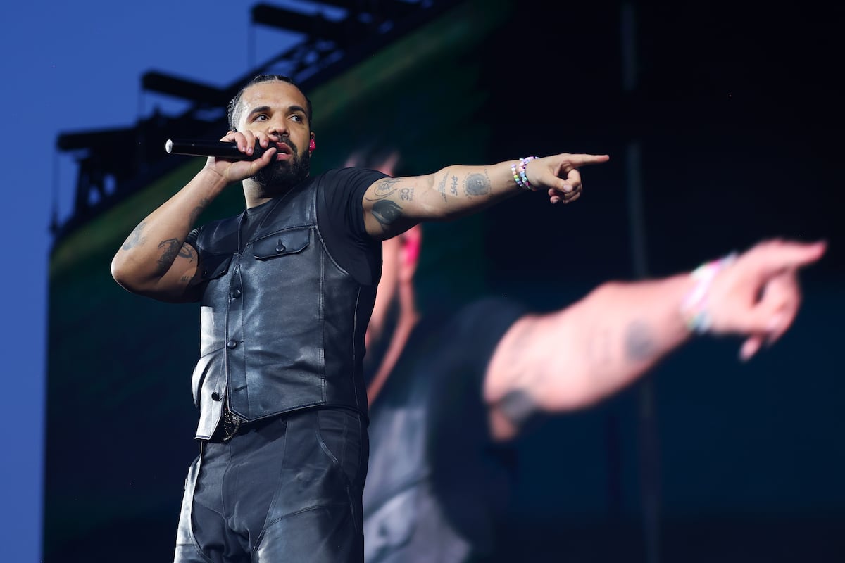 O cantor Drake, no dia 12 de 2025, durante sua atuação no festival Wireless realizado no parque Finsbury em Londres (Inglaterra). (Foto: Simone Joyner/Getty Images)