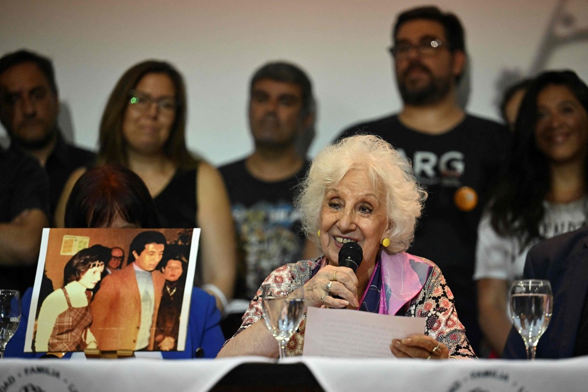 A presidente da Avós da Praça de Maio, Estela de Carlotto, anuncia a restituição do 131º neto em Buenos Aires (Foto: Luis ROBAYO / AFP)
