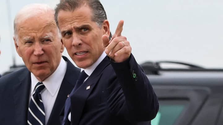 O presidente dos EUA, Joe Biden, está ao lado de seu filho Hunter Biden, que mais cedo no dia foi considerado culpado em todos os três pontos de seu julgamento por acusações criminais relacionadas a armas, após o presidente Biden chegar à Base da Guarda Nacional Aérea de Delaware em New Castle, Delaware, EUA, em 11 de junho de 2024. (Foto: Anna Rose Layden | Reuters)