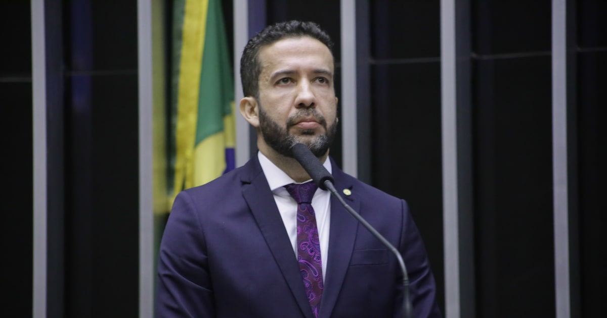 Câmara vive tumulto com gritos de 'rachadinha' após anúncio de tarifas de Trump Deputado André Janones (AVANTE - MG) durante sessão deliberativa no plenário da Câmara dos Deputados. (Foto: Paulo Sergio/Câmara dos Deputados)