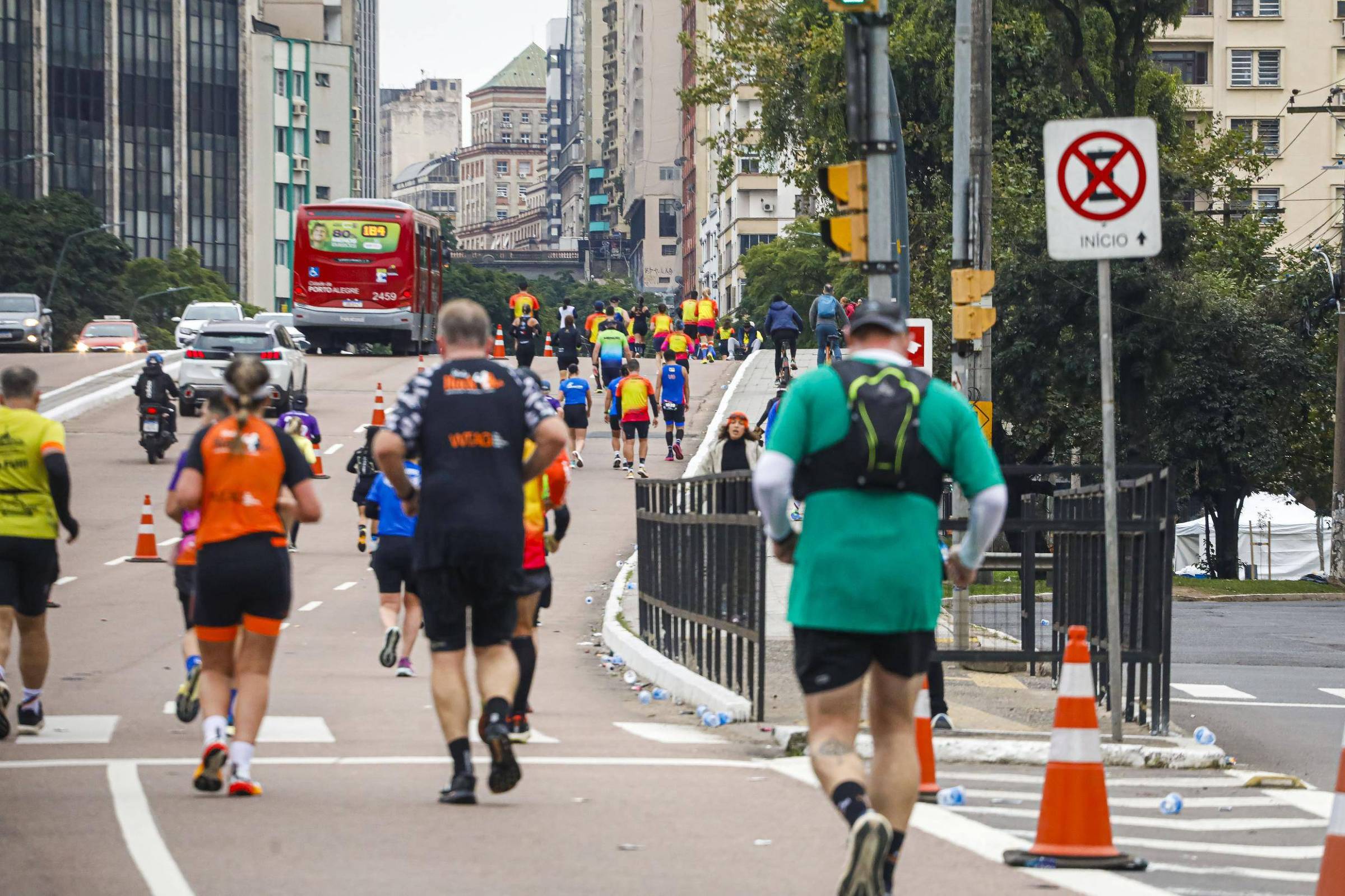 Pratique esportes extenuantes com segurança e evite riscos à saúde 40ª Maratona Internacional de Porto Alegre. Ao todo, as provas do evento reuniram 25 mil atletas no final de semana (Foto: Alex Rocha/Divulgação PMPA)