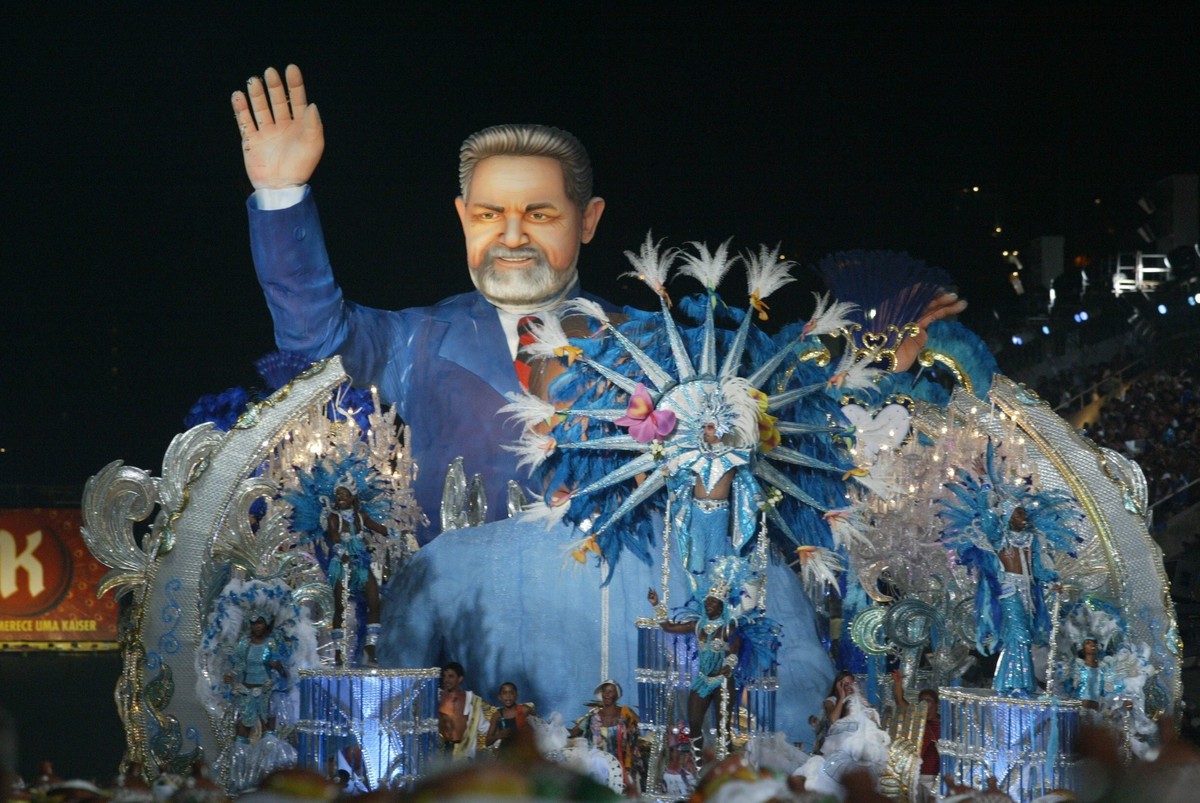 Lula ganhou alegoria em sua homenagem no desfile da Beija-Flor de 2003, quando a escola foi campeã (Foto: Guilherme Pinto/Agência O Globo)