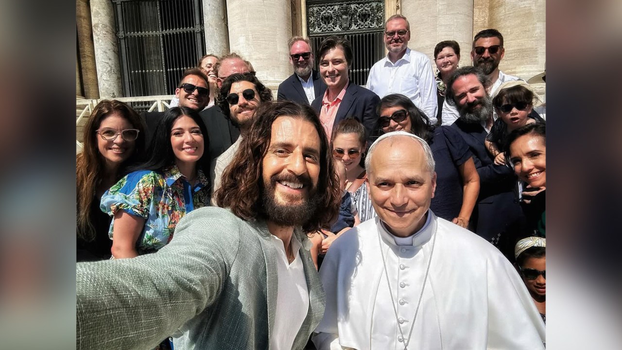 Jonathan Roumie se encontra com o papa e revela bastidores do encontro em Roma Leão XIV e Jonathan Roumie (Foto: @jonathanroumieofficial/Instagram)