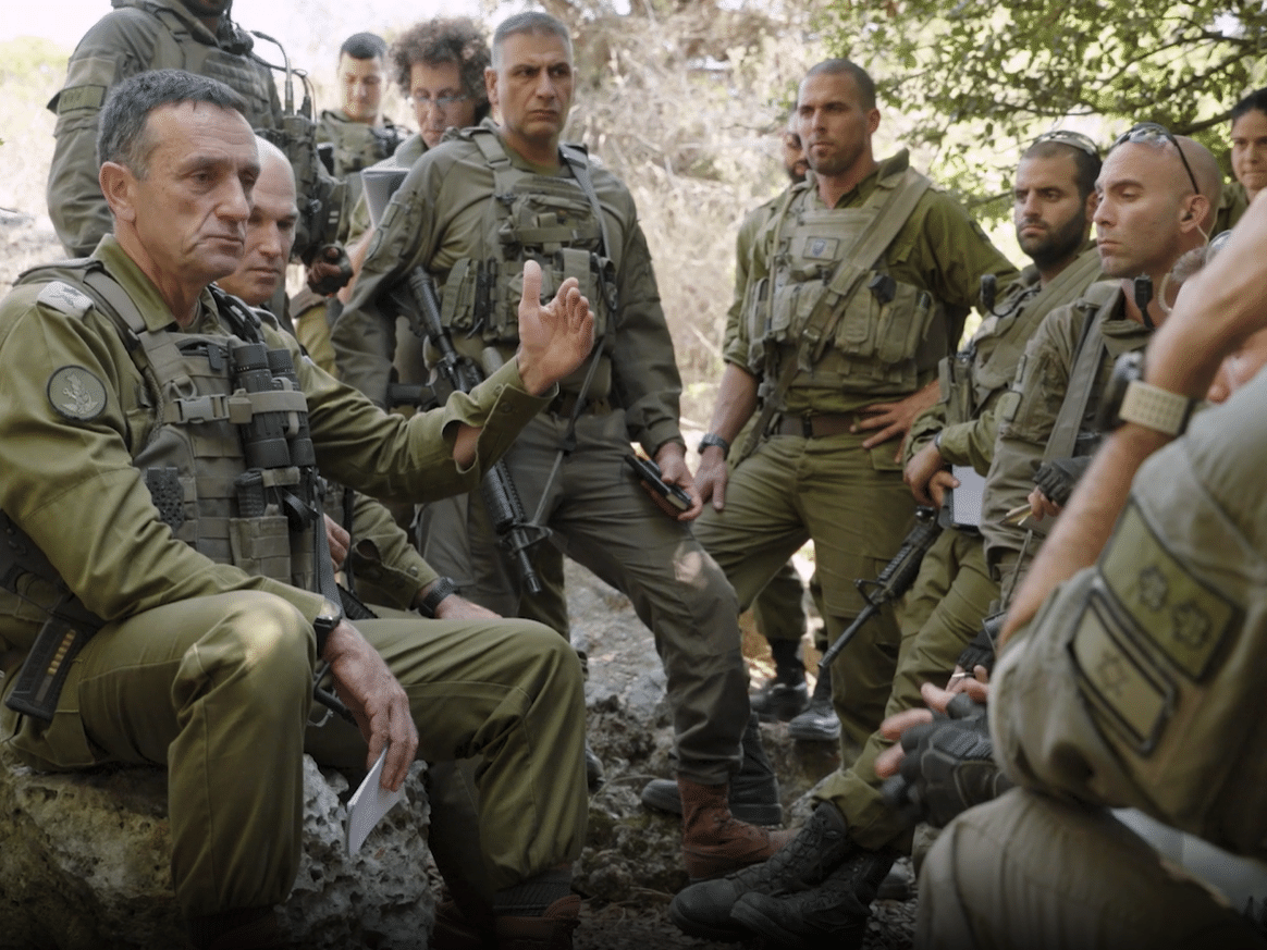 Chefe de gabinete das Forças Armadas de Israel, Herzi Halevi, conversa com soldados do Exército (Foto: Divulgação/Forças de Defesa de Israel)