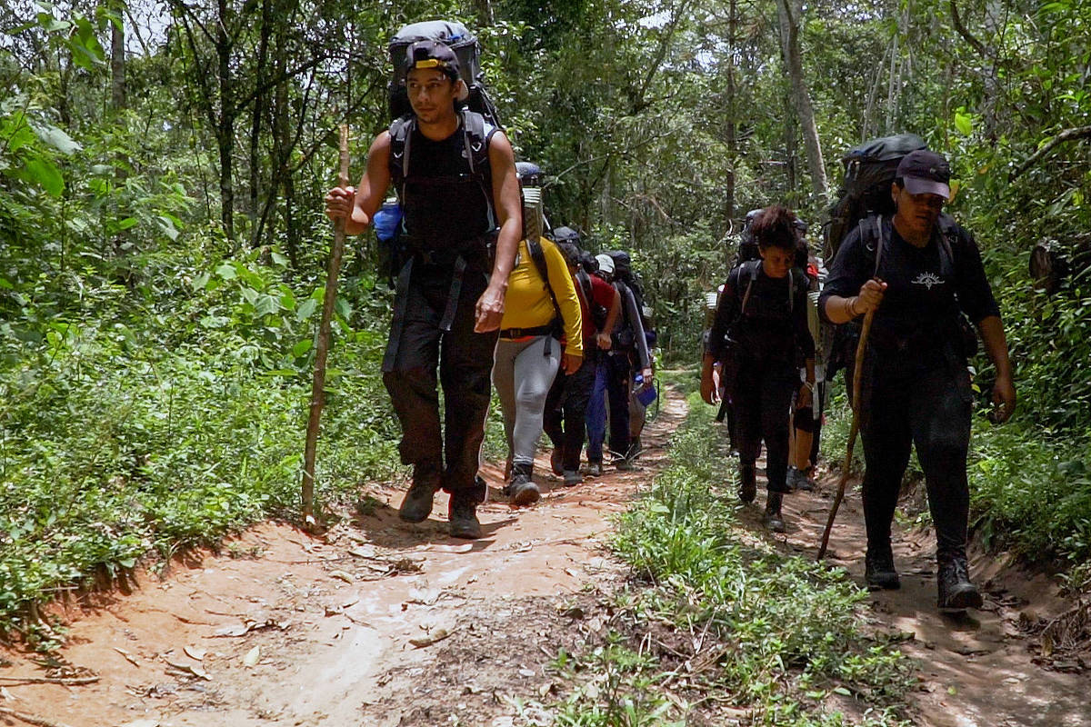 Sobreviva na natureza com estas dicas essenciais para o seu dia a dia Grupo de jovens de programa social da Outward Bound Brasil é iniciado em caminhadas por trilha (Foto: Abelardo Walsh/Divulgação/Outward Bound Brasil)