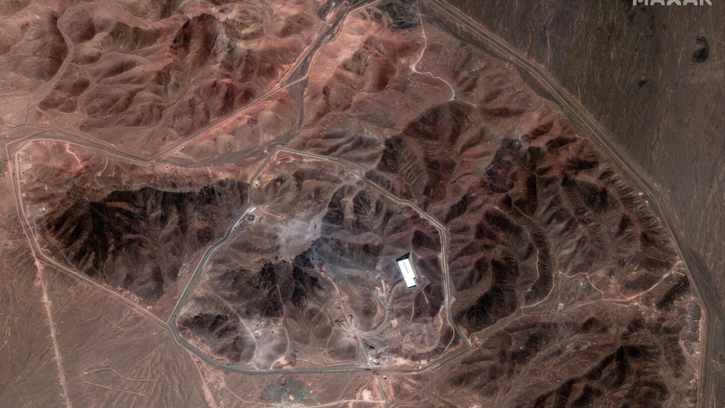 Imagem de satélite fornecida pela Maxar Technologies mostra uma visão geral da instalação de enriquecimento de Fordo no Irã, em 29 de junho de 2025. (Foto: Maxar Technologies via AP)