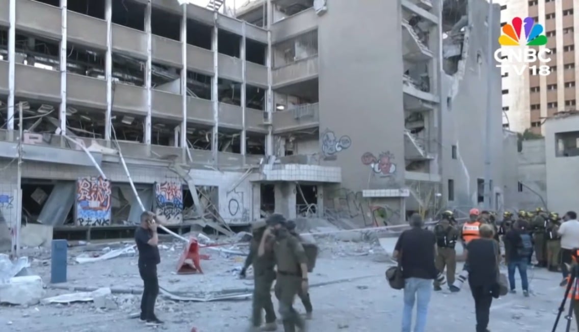 Pacientes são evacuados antes de ataque a hospital em Israel e atribuem a Deus Um míssil iraniano atingiu o Soroka Medical Center. (Foto: Reprodução/YouTube/CNBC-TV18)