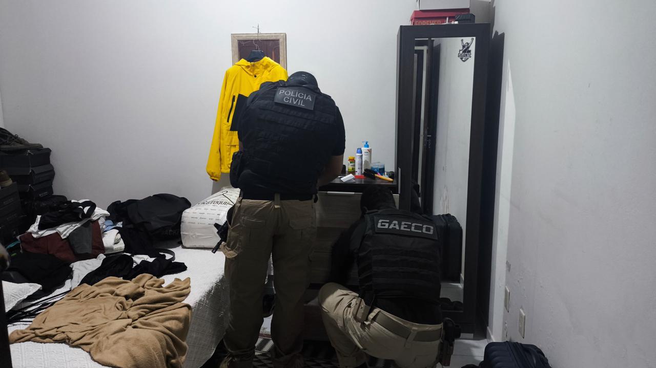 Advogado é detido por ligação com facção envolvida em atentados e fugas Agentes atuam em mandados de busca e apreensão nesta terça (Foto: MPBA/Divulgação)