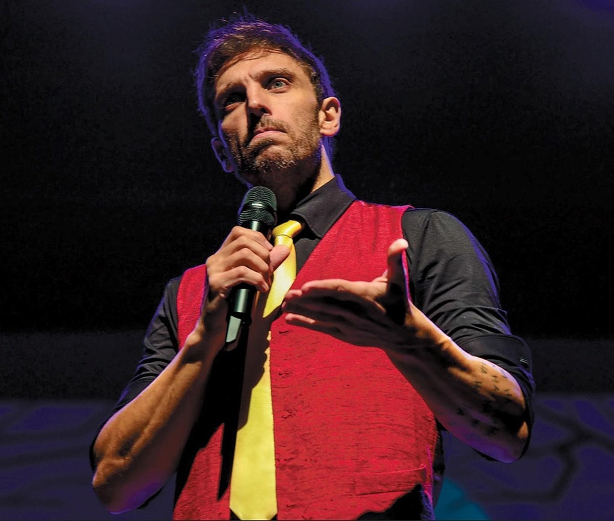Leo Lins usa condenação para promover espetáculo com piadas polêmicas no teatro A mensagem da Justiça é: ‘Se você é preconceituoso, não faça piada, mate!’ Vai sair mais cedo da cadeia (Foto: Divulgação)