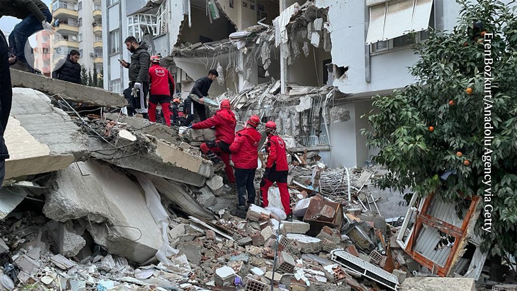 Trabalhadores de resgate procuram sobreviventes entre os escombros após um par de terremotos na Turquia em 2023. (Foto: Eren Bozkurt/Anadolu Agency via Getty)