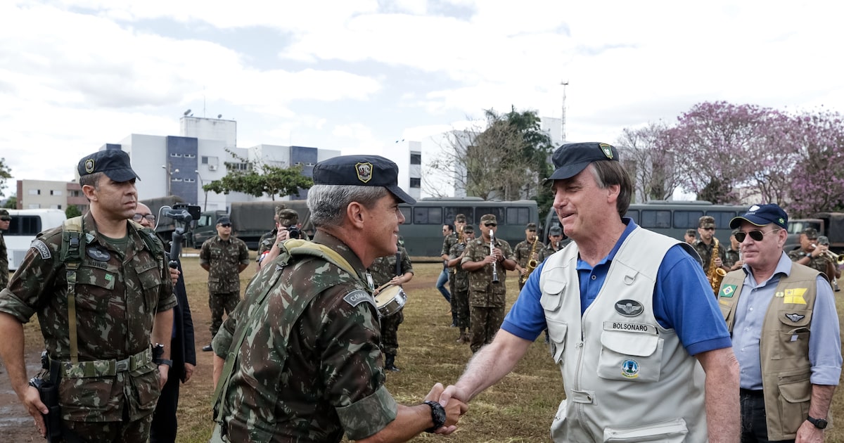 O então presidente da República, Jair Bolsonaro, é cumprimentado pelo comandante de Operações Especiais, o general Mário Fernandes, na sede do COpEsp, em Goiânia (Foto: Isac Nóbrega/PR)