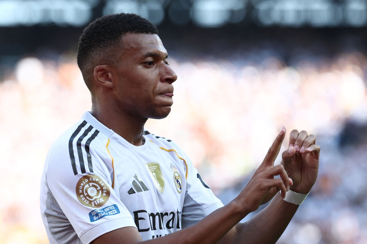 Mbappé desiste de ação contra o PSG por assédio moral, segundo jornal Mbappé retira queixa contra o PSG (Foto: FRANCK FIFE / AFP)