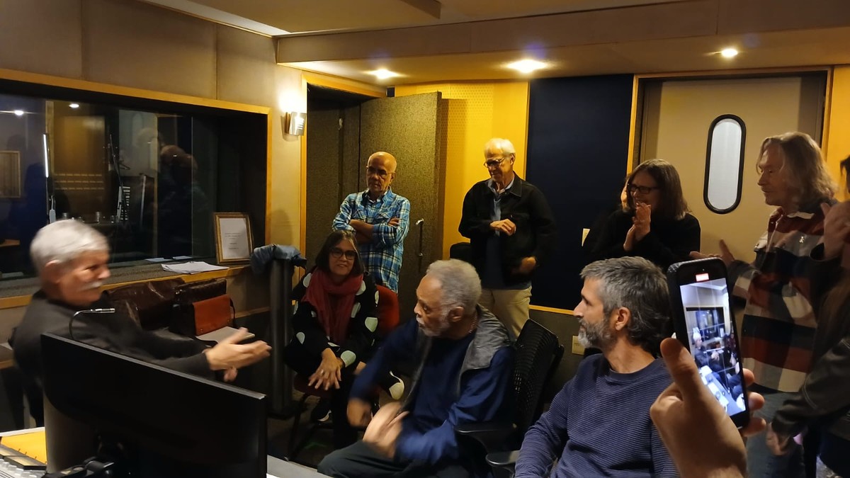 Gilberto Gil celebra seu aniversário com gravações em dois novos projetos Gil no estúdio de gravações para o projeto em homenagem a João Donato (Foto: Divulgação)