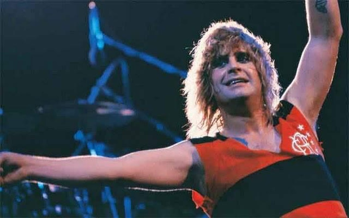 Ozzy Osbourne vestiu camisa do Flamengo durante show no primeiro Rock in Rio, em 1985 (Foto: Reprodução)