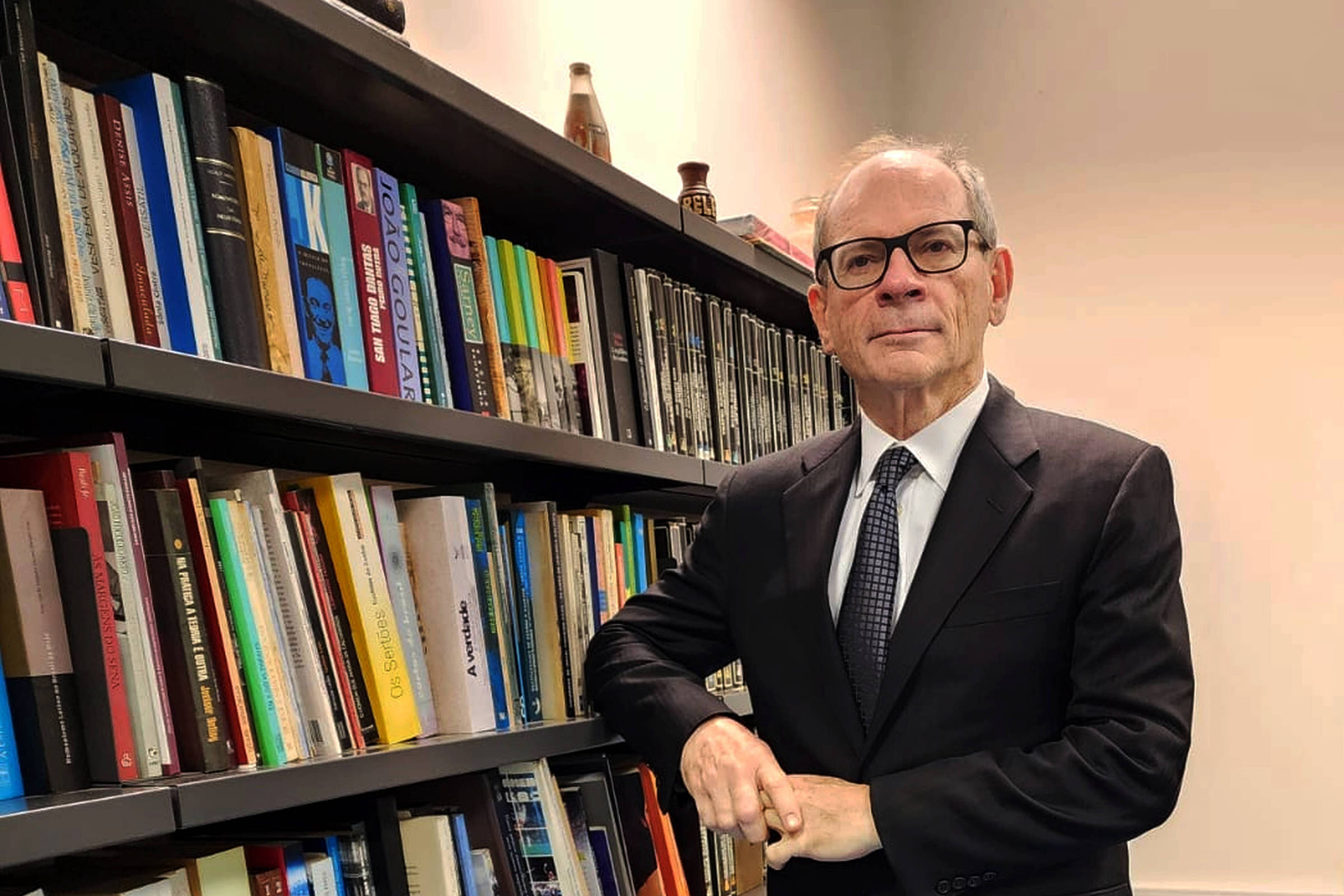 Professor defende que redes criminosas devem ser classificadas como terroristas Professor americano Michael Miklaucic, da Universidade de Chicago, coordenador da Cátedra Oswaldo Aranha de Segurança e Defesa da USP (Foto: Divulgação/Esem-USP)