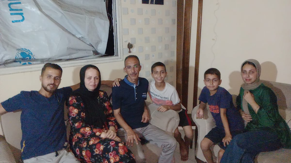 Família de Husam Ghanem, no centro da foto, junto a sua esposa e quatro de seus filhos, em sua casa na cidade de Gaza. (Foto: Reprodução)