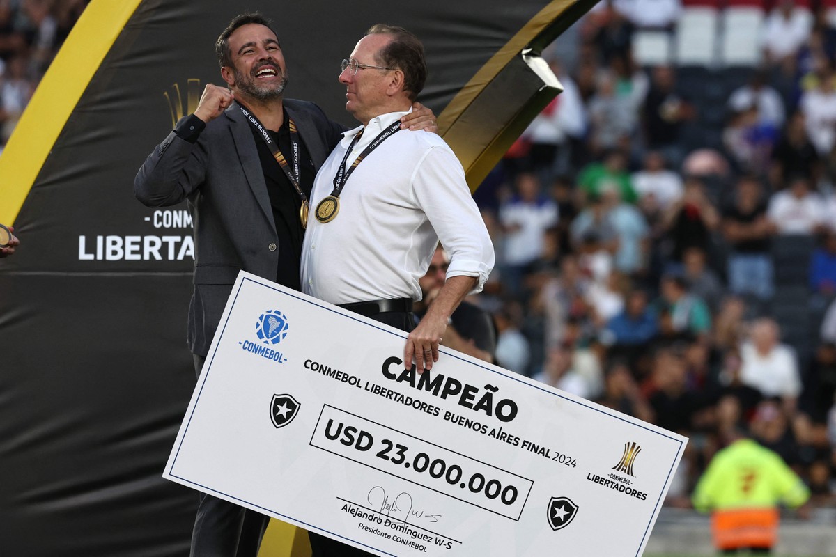 Botafogo enfrenta desafios na busca por novo treinador após saída de Artur Jorge Tudo em aberto: técnico Artur Jorge e John Textor, dono da SAF do Botafogo, ainda não conversaram sobre 2025 e uma possível permanência no alvinegro (Foto: Alejandro Pagni / AFP)