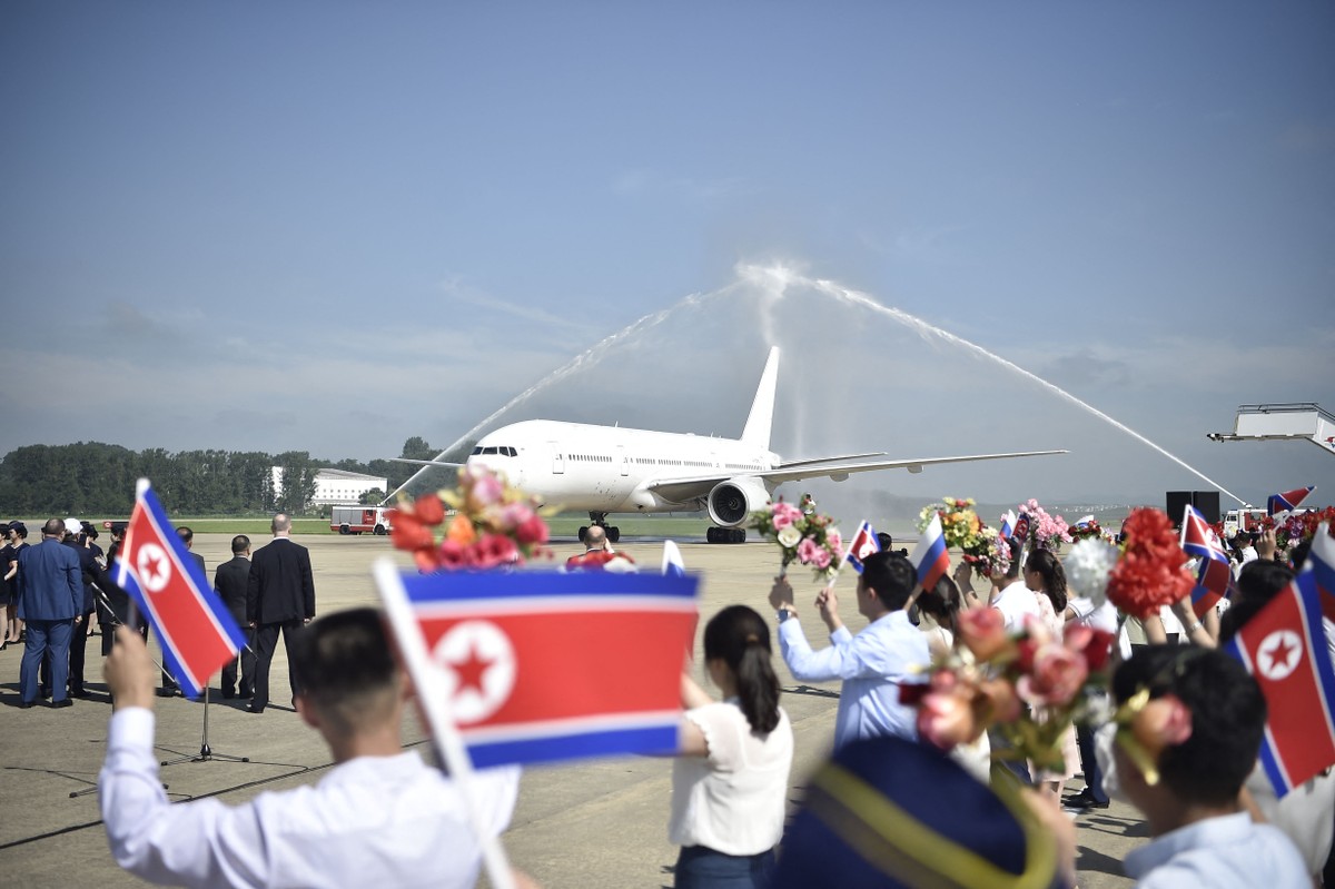 Putin e Kim fortalecem aliança com nova 'ponte aérea' entre Moscou e Pyongyang Avião da companhia aérea russa Nordwind, descaracterizado, é recebido com festa no aeroporto internacional de Pyongyang (Foto: KIM Won Jin / AFP)