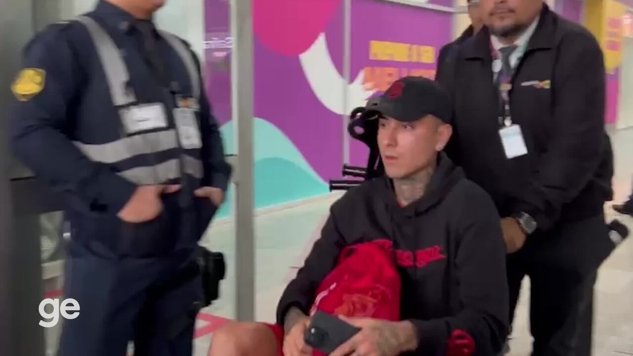 Fla chega ao Rio com Pulgar em cadeira de rodas após viagem desafiadora Foto: Reprodução