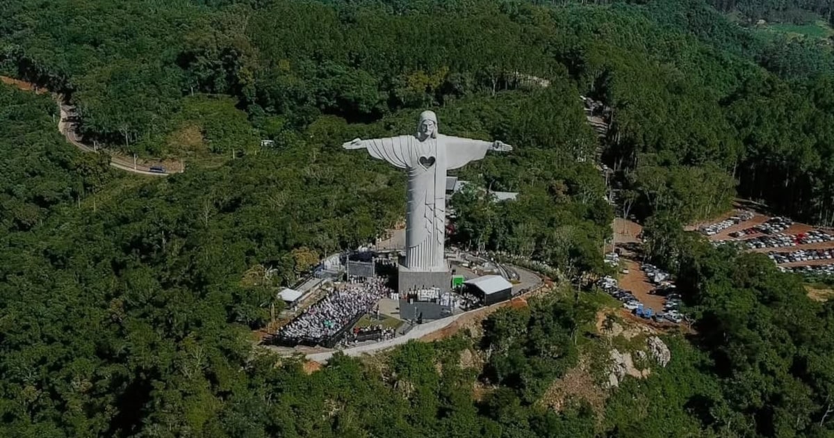 Cidade gaúcha de 23 mil habitantes inaugura imponente Cristo maior que o do Rio Monumento Cristo Protetor tem 43 metros de altura e fica na cidade de Encantado, no Rio Grande do Sul (Foto: Julia Gonzatti/ Prefeitura de Encantado)