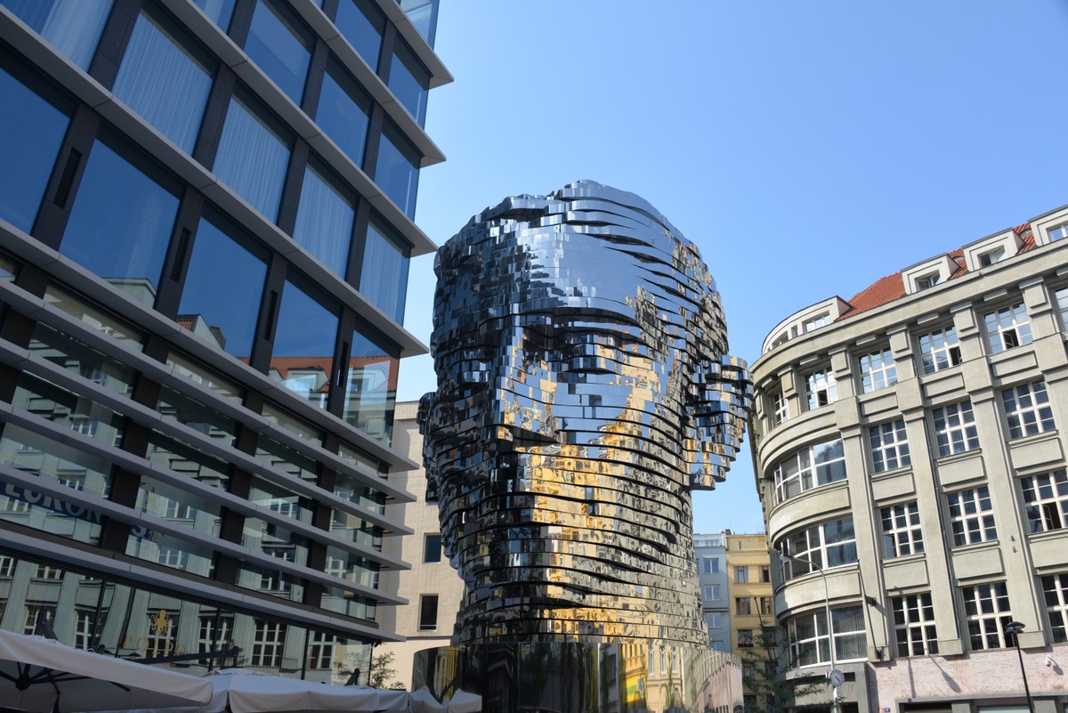 Caminhando por Praga, descubra a infância e as obras surreais de Franz Kafka Cabeça de Kafka, do artista plástico tcheco David Černý, usa 42 lâminas metálicas para formar o busto do escritor no centro de Praga (Foto: Reprodução/Pixabay)