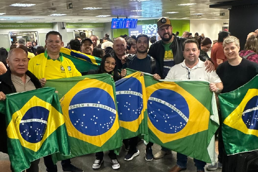 Líder do PL na Câmara, Sóstenes Cavalcante (de jaqueta amarela), recebe deputados bolsonaristas no aeroporto de Brasília (Foto: Instagram/Sóstenes Cavalcante/Reprodução)
