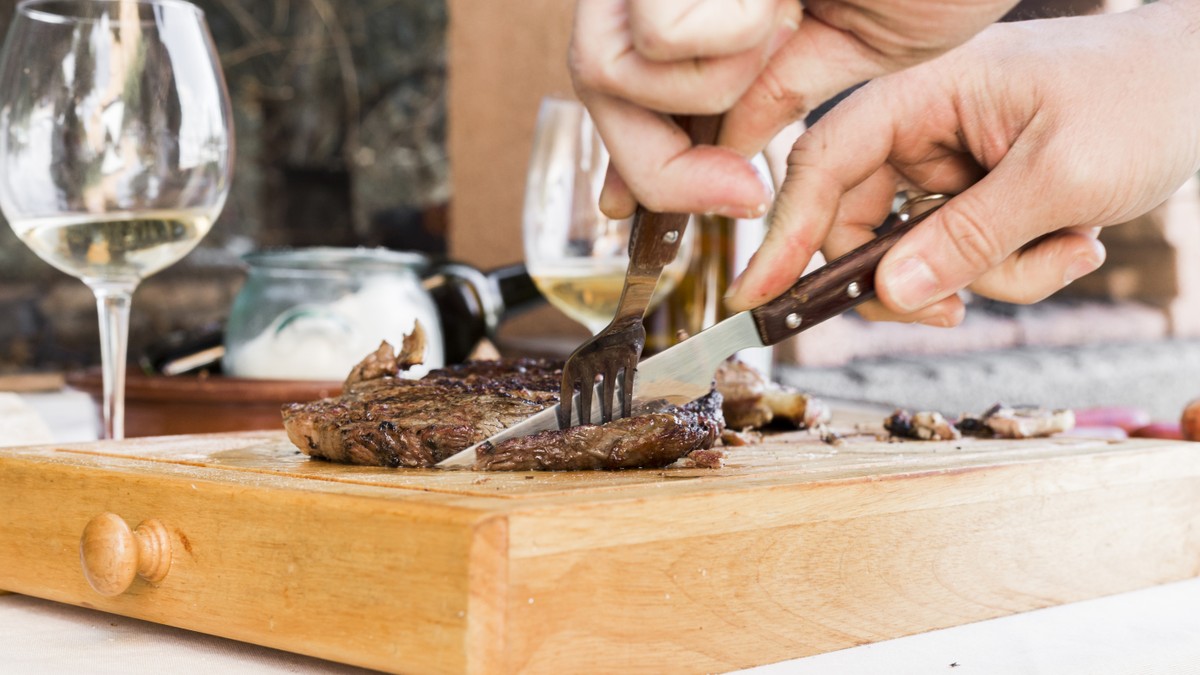 Churrasco e bebida alcoólica elevam risco de câncer; saiba mais sobre os perigos Churrasco e álcool pode fazer mais mal do que bem, aponta oncologista (Foto: Freepik)