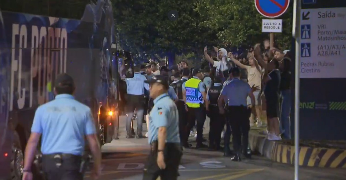 Copa do Mundo revela importância inesperada para europeus em vexames recentes Porto foi recebido com protestos da torcida por eliminação precoce na Copa do Mundo de Clubes (Foto: Reprodução)