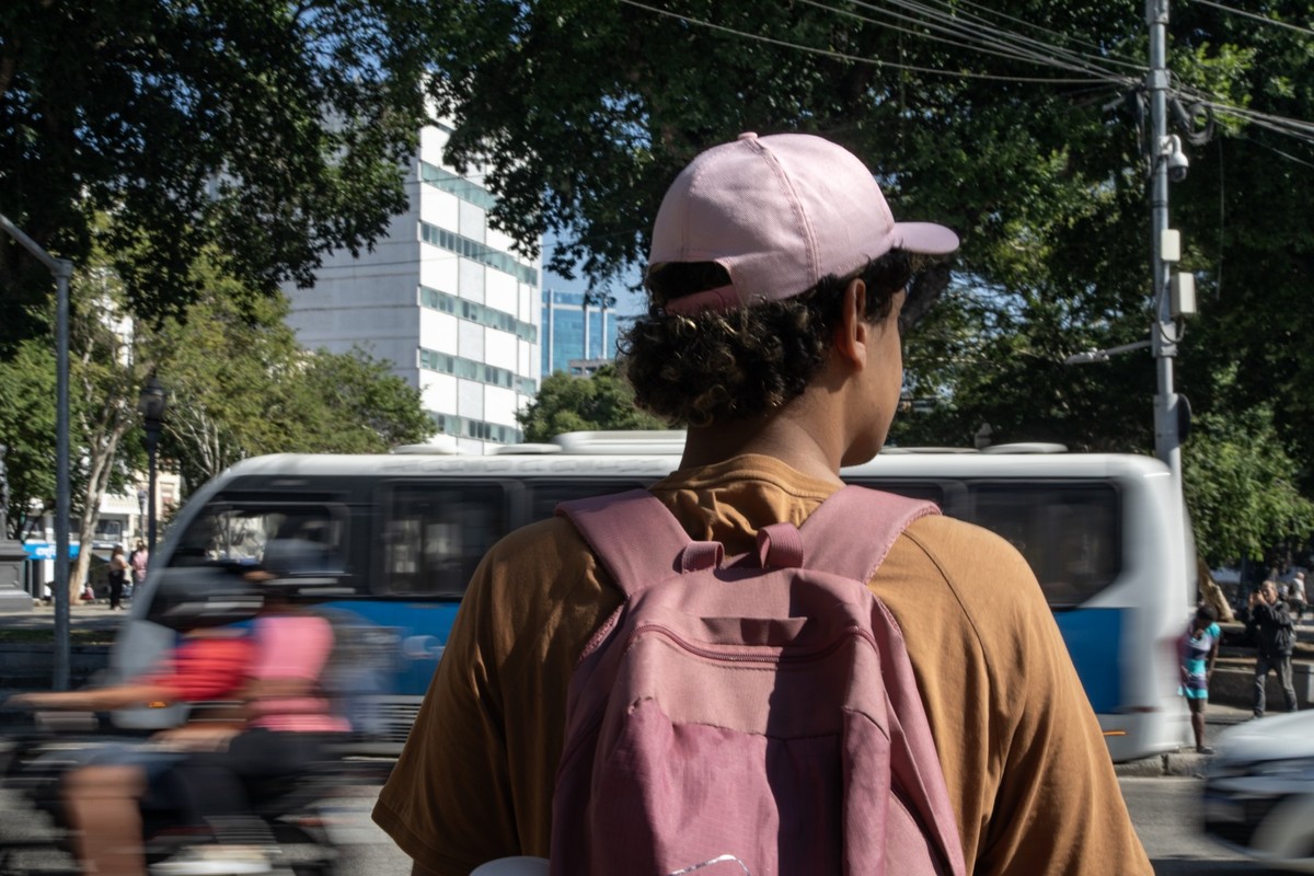 Jovem relata experiência de quase morte em ônibus e expõe violência do Mapa do Crime Aurora foi esfaqueada pelo menos seis vezes durante assalto em ônibus, próximo ao Teatro João Caetano, na Praça Tiradentes, Centro do Rio. (Foto: Ana Branco / Agencia O Globo)