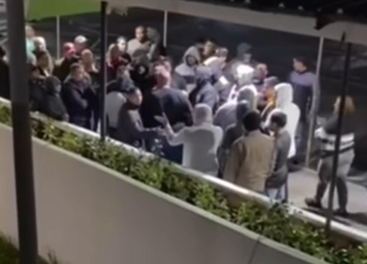 Briga entre motoristas de aplicativo gera confusão no embarque do Galeão Confusão foi registrada entre motoristas de aplicativo nas imediações do Galeão (Foto: Reprodução)