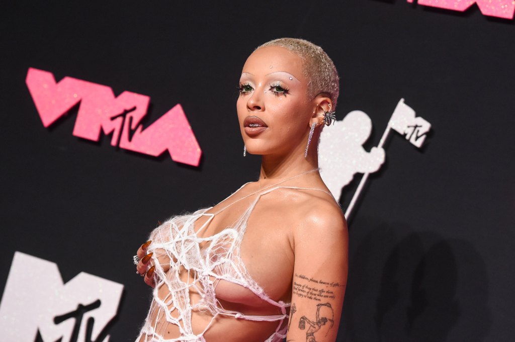 Doja Cat revela seu produto labial favorito por apenas R$ 14 e onde comprar Doja Cat compartilhou sua mais recente obsessão por tintas labiais, o lápis labial peel off STAY-N da Sacheu na cor P-INKED, em um recente TikTok. Aqui está onde comprá-lo. (Foto: Reprodução)