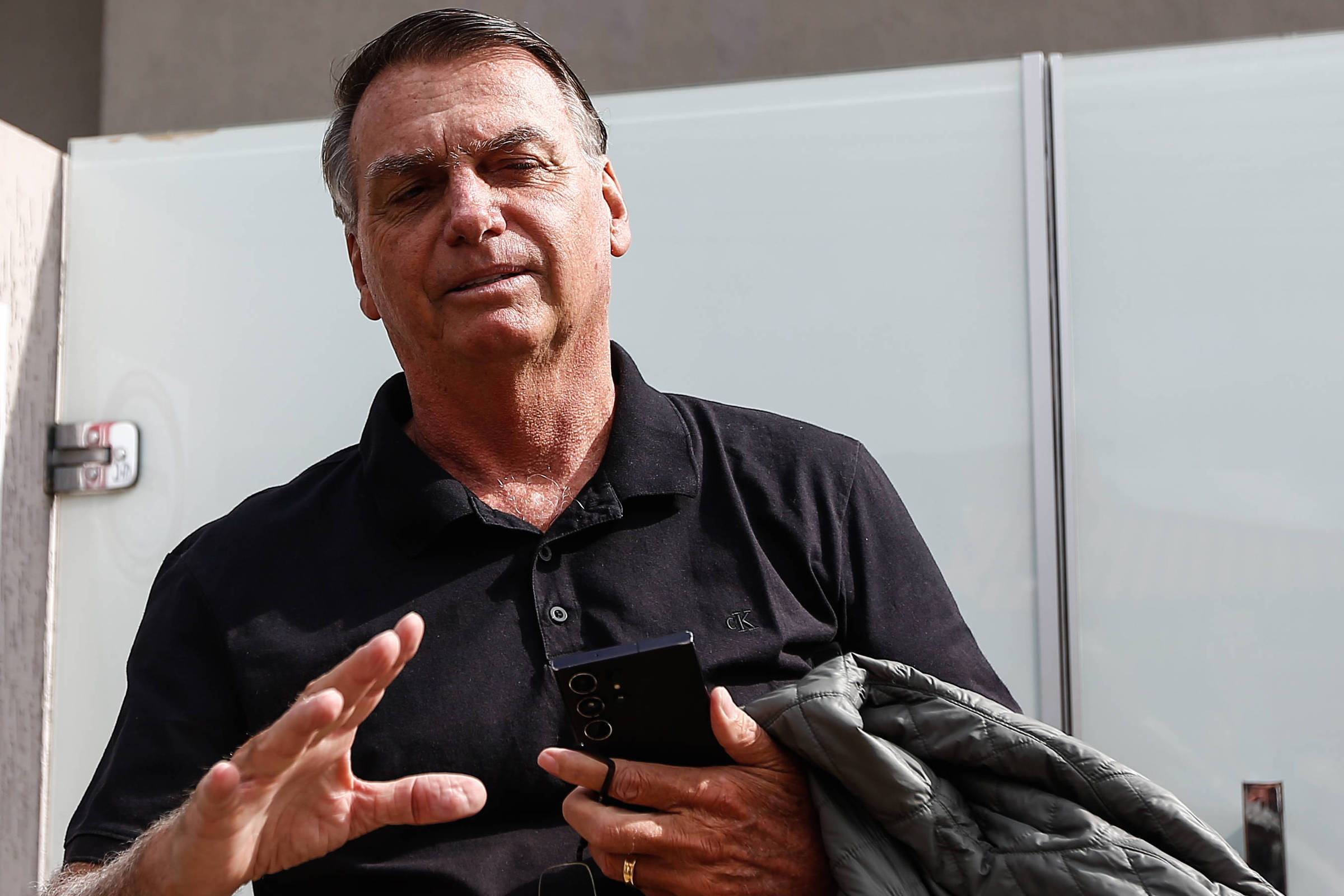 Bolsonaro critica decisões do Supremo que favorecem reeleição de Lula em 2026 O ex-presidente Jair Bolsonaro tem problemas de saúde recorrentes desde que foi vítima de uma facada no abdômen durante a campanha eleitoral de 2018 (Foto: Gabriela Biló - 22.fev.24/Folhapress)